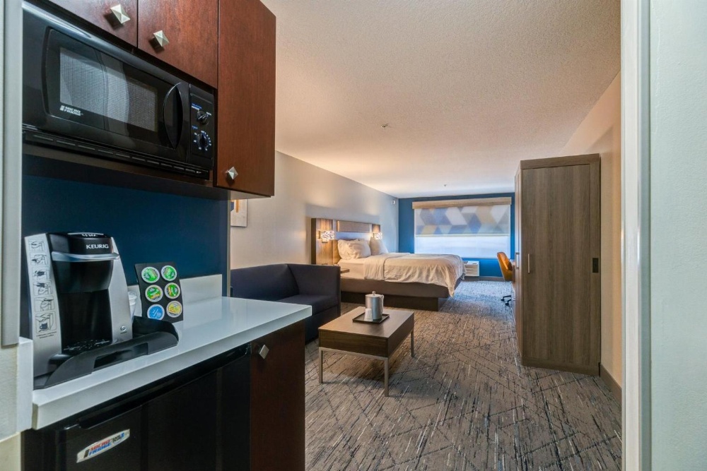 Holiday Inn Express Hotel & Suites Salina Main image