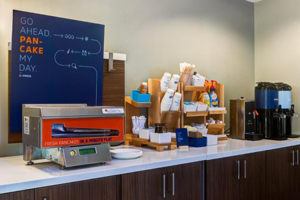 Holiday Inn Express Hotel & Suites Salina